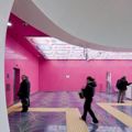 La parete bianca, caratterizzata da curve irregolari,  realizzata con DuPont Corian termoformato e integra l'edicola. Al contempo crea un contrasto di grande impatto con le pareti nel colore pink del corridoio attiguo. La versione pink di DuPont Corian  stata creata appositamente da DuPont per il progetto di Karim Rashid della stazione Universit della metropolitana di Napoli; (foto Iwan Baan per M.N. Metropolitana di Napoli S.p.A., tutti i diritti riservati)